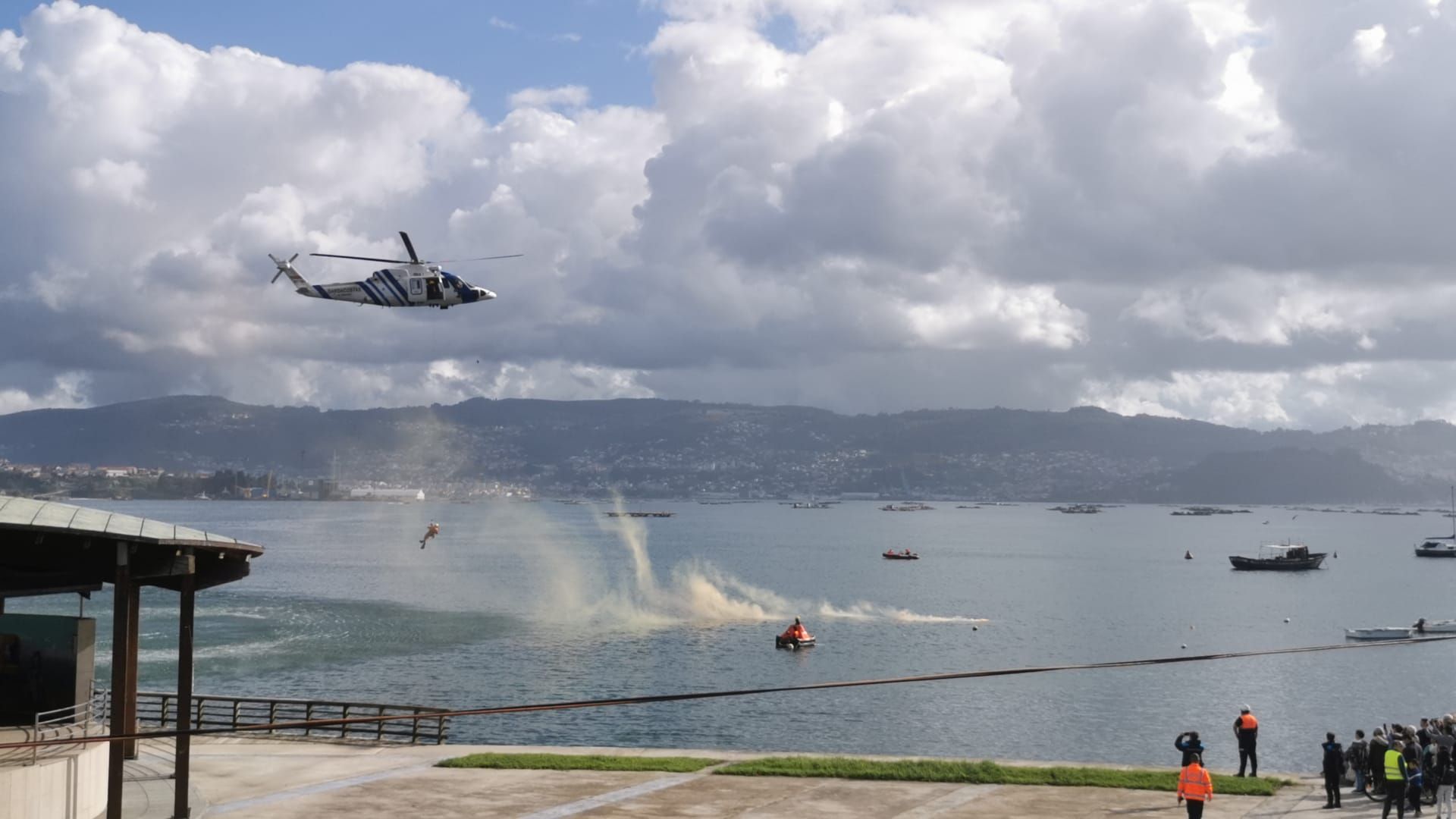 Escenas del simulacro de rescate frente a Moaña.