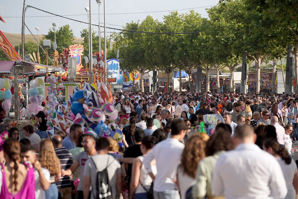 Un jueves brillante y soleado dispara la fiesta en El Arenal