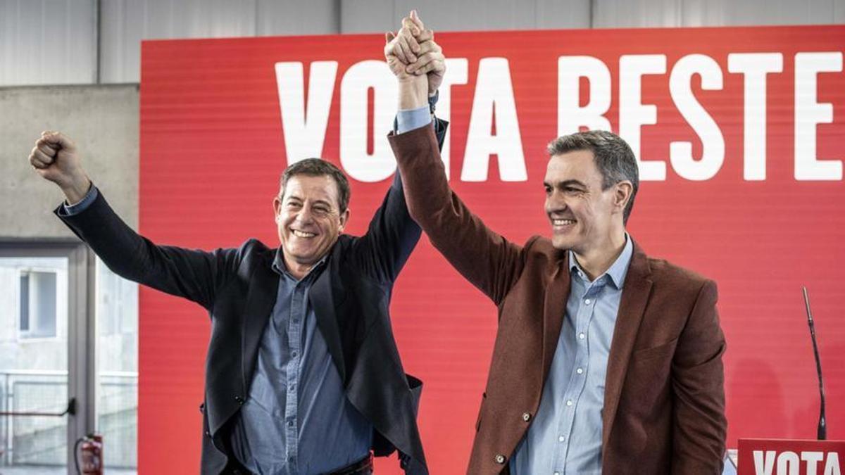 El secretario general del PSOE y presidente del Gobierno, Pedro Sánchez, interviene en un acto de campaña en Ourense junto al candidato a la Xunta José Ramón Gómez Besteiro
