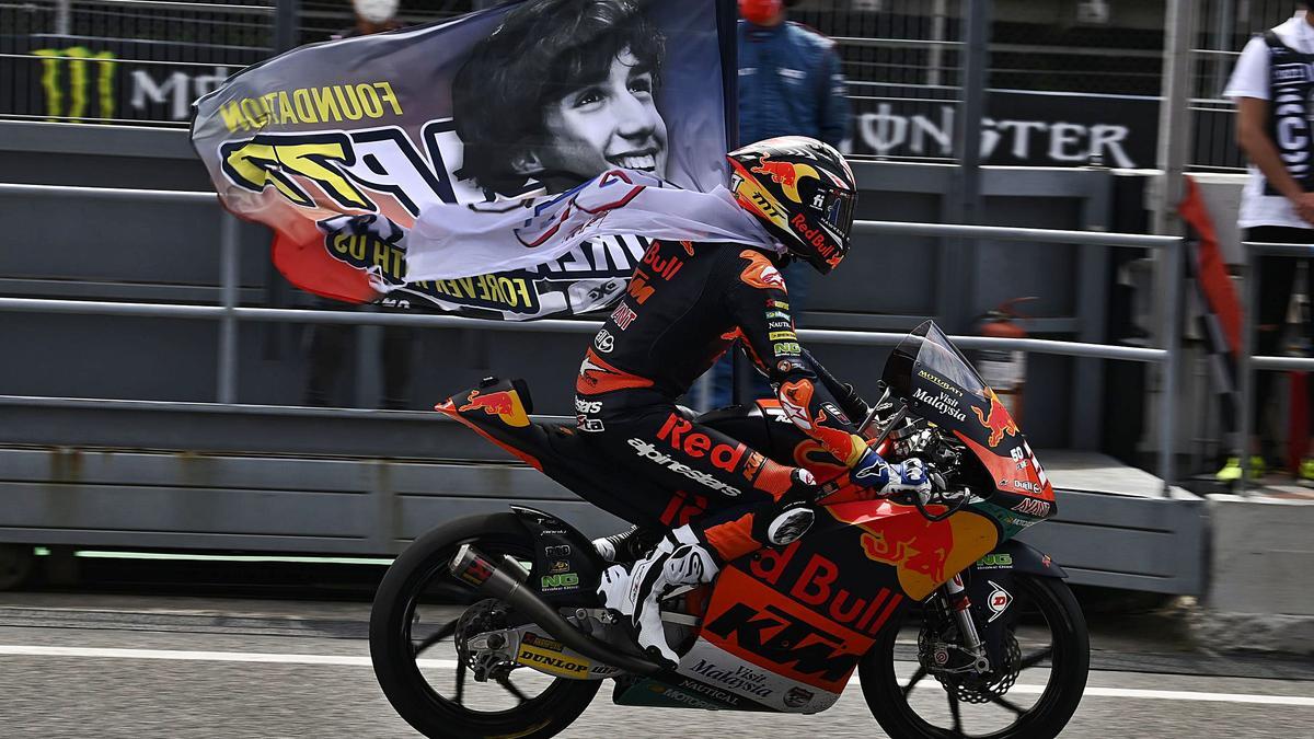 Pedro Acosta homenajeó ayer en Montmeló a Jason Dupasquier, fallecido hace una semana en Italia. | GOLD AND GOOSE;