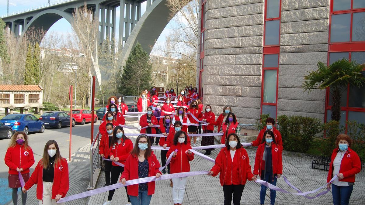 Las trabajadoras de Cruz Roja &quot;entrelazadas&quot; en la sede ourensana. //FdV