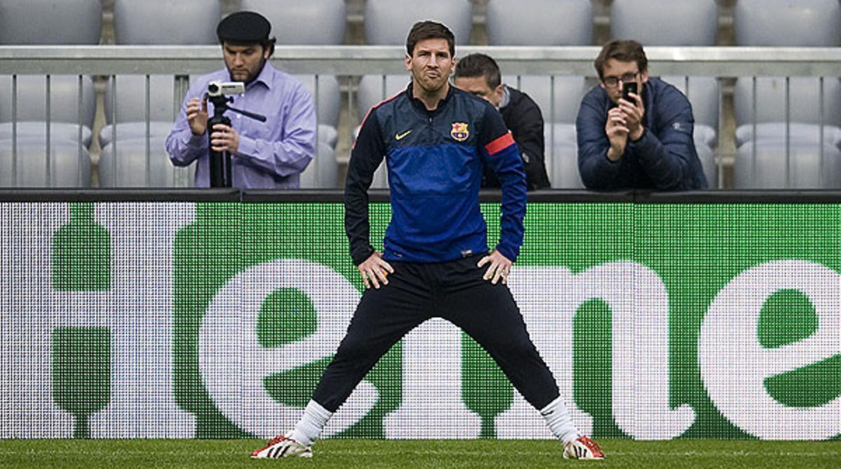 Els jugadors del Barça s’exerciten al camp del Bayern, un dia abans del xoc europeu.