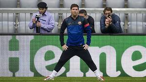 Els jugadors del Barça s’exerciten al camp del Bayern, un dia abans del xoc europeu.