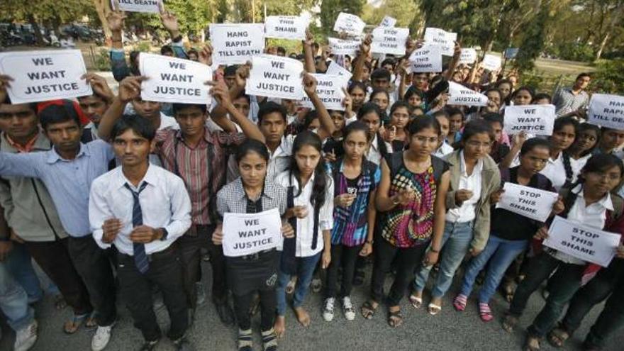 Miles de personas protestan en India por la violación de una joven en un bus