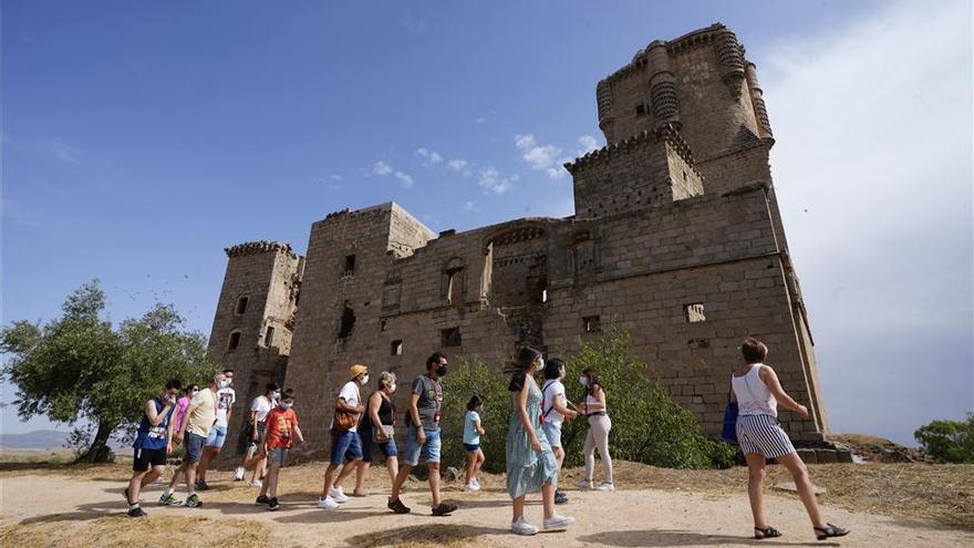 Un grupo de visitantes, en el entorno del castillo de Belalcázar.