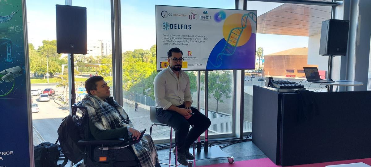 Julián García y José Antonio Domínguez, de G7Innovation, presentando Delfos en el Palacio de Congresos de Sevilla, durante la Feria de la Innovación que organiza la Diputación de Sevilla.