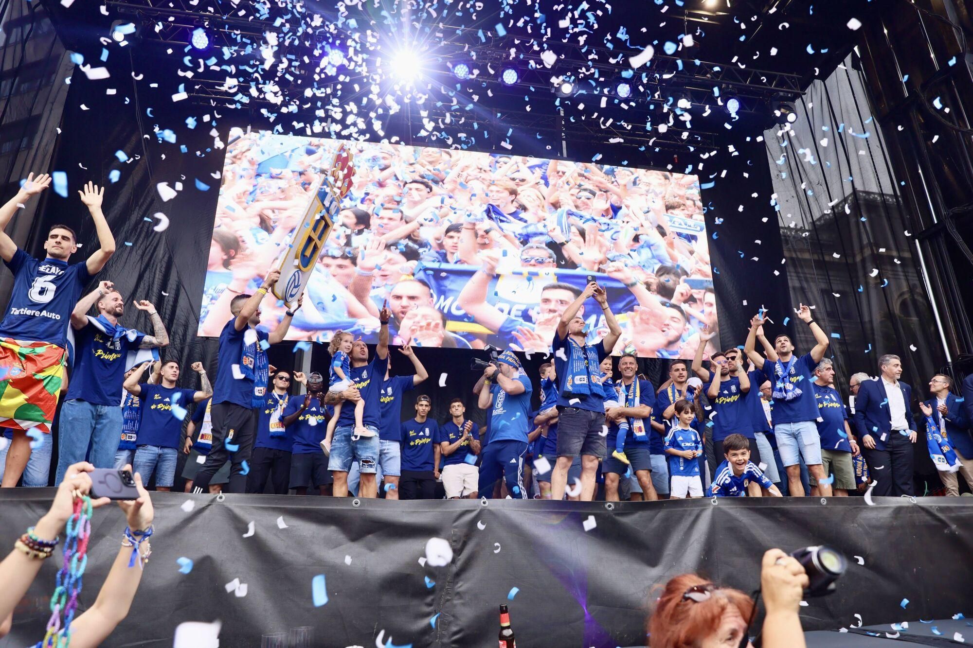 Locura azul en las calles de Oviedo para celebrar el ascenso del equipo a Primera División