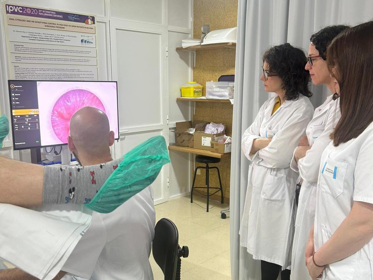 Una de las pruebas del cribado de cáncer anal, en el Chuvi.