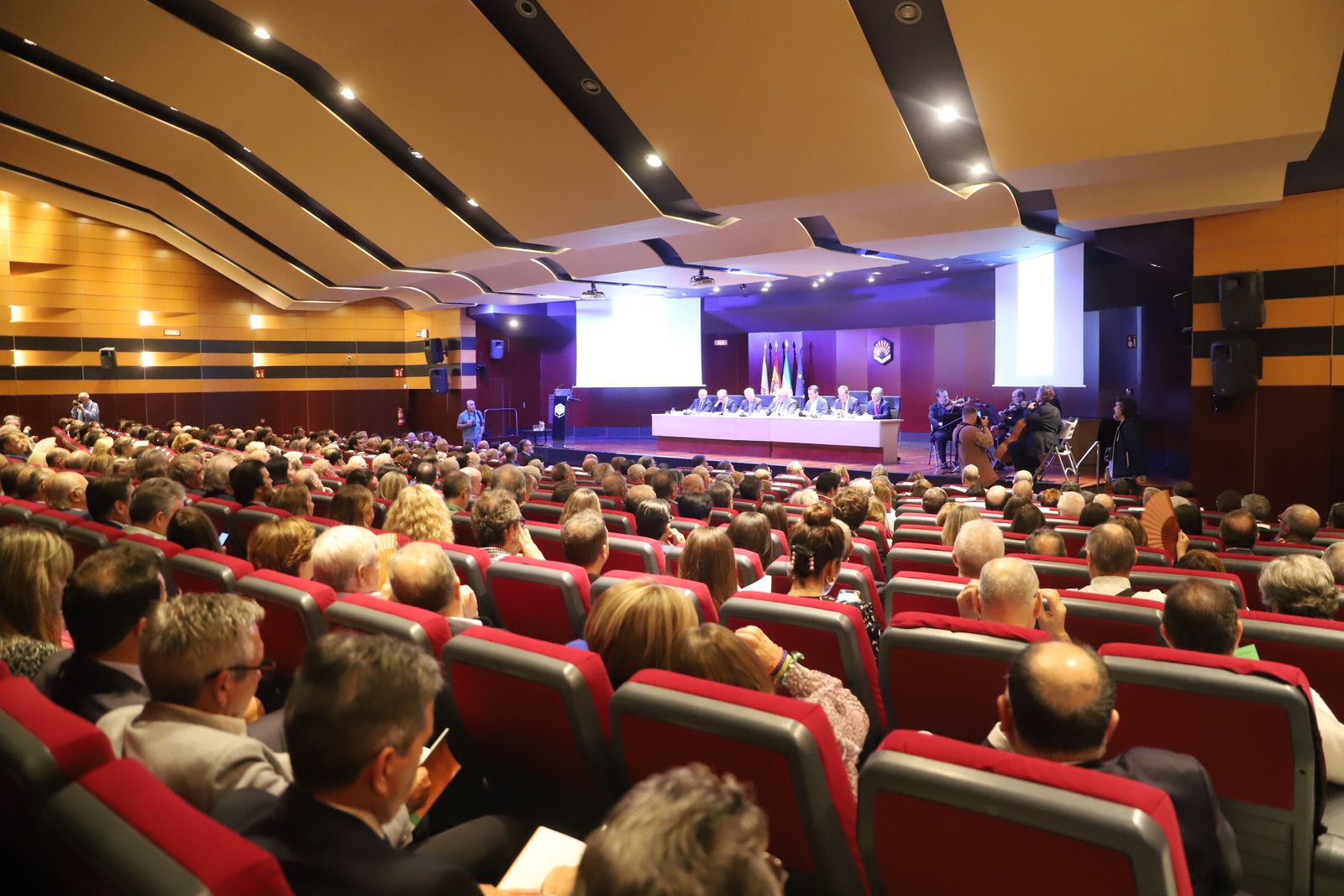 El presidente de la Audiencia presenta 'Los latidos del alma'