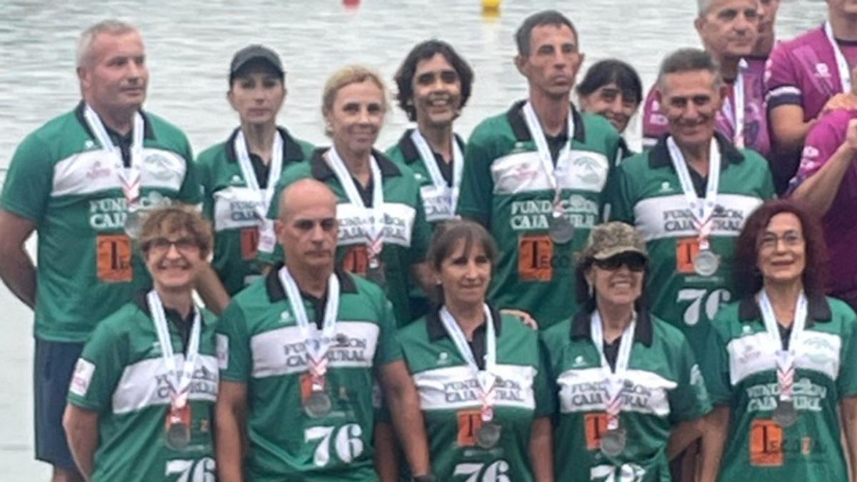 El equipo de Actividades Náuticas Zamora, en el podio de Trasona. | CEDIDA