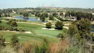 Los terrenos donde debe construirse BCN World, detrás de un campo de golf y al lado de Port Aventura.