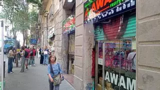 El Raval de Barcelona acumula más de 1.100 restaurantes, súpers y comercios turísticos
