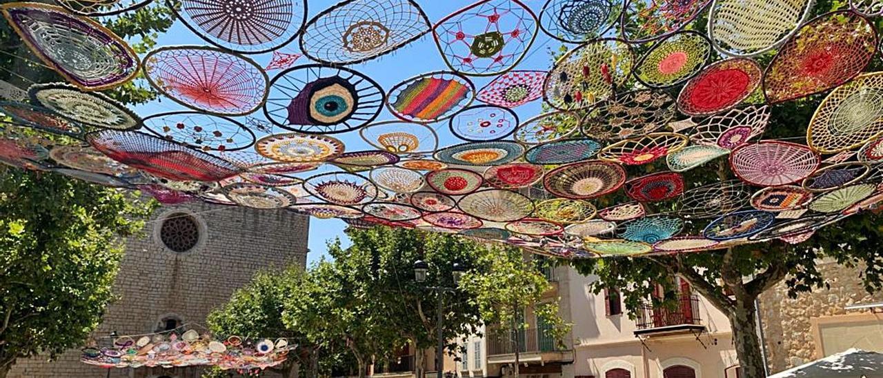 El toldo de tejidos que durante cinco meses ha adornado la plaza de Alaró.