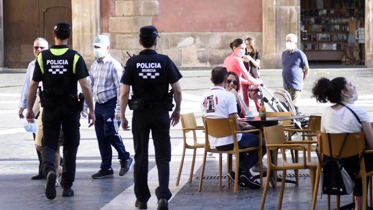 Agentes de Policía comprueban que las terrazas cumplan las normas.