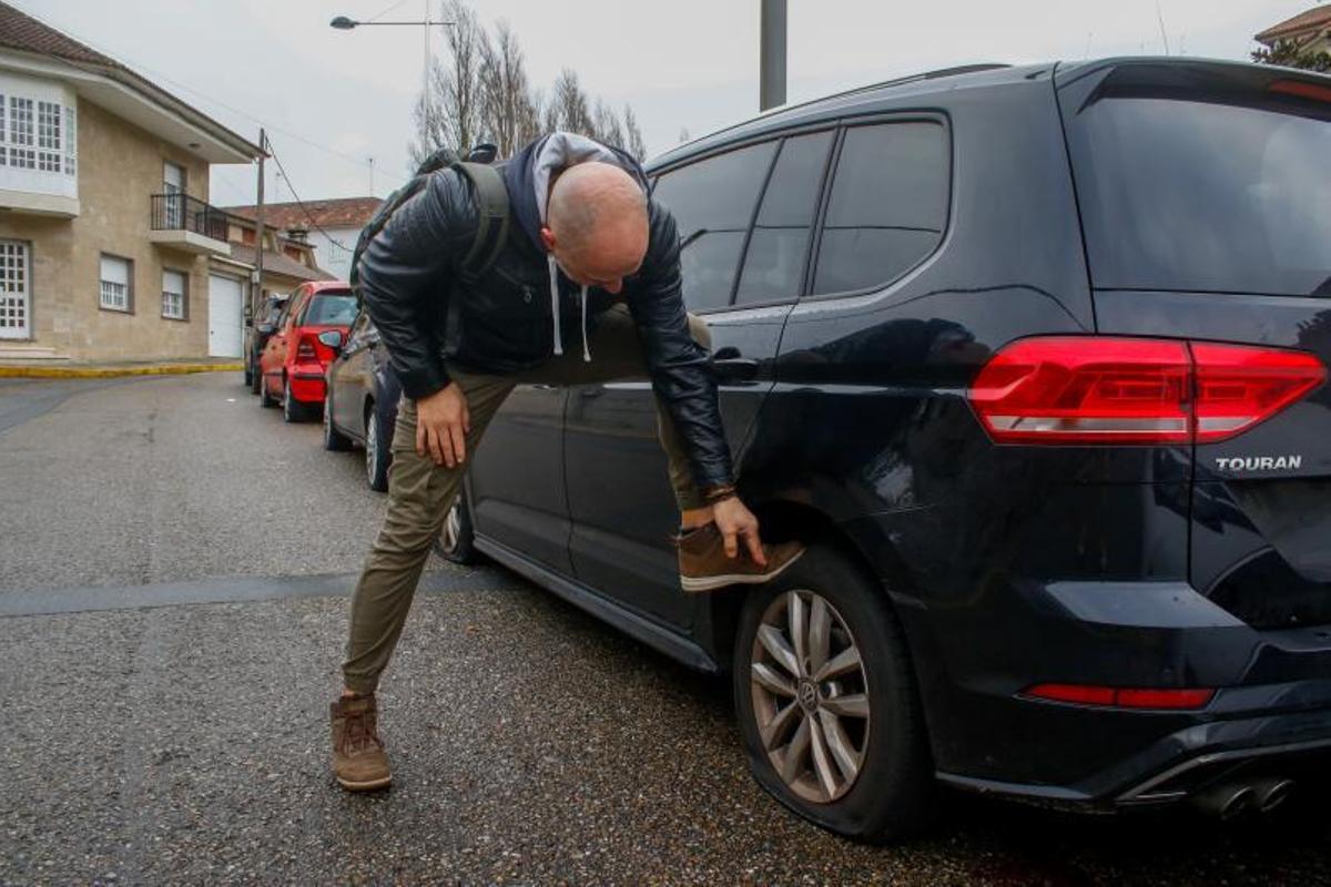 Un hombre muestra el lugar por el que perforaron una rueda. |   // I.ABELLA