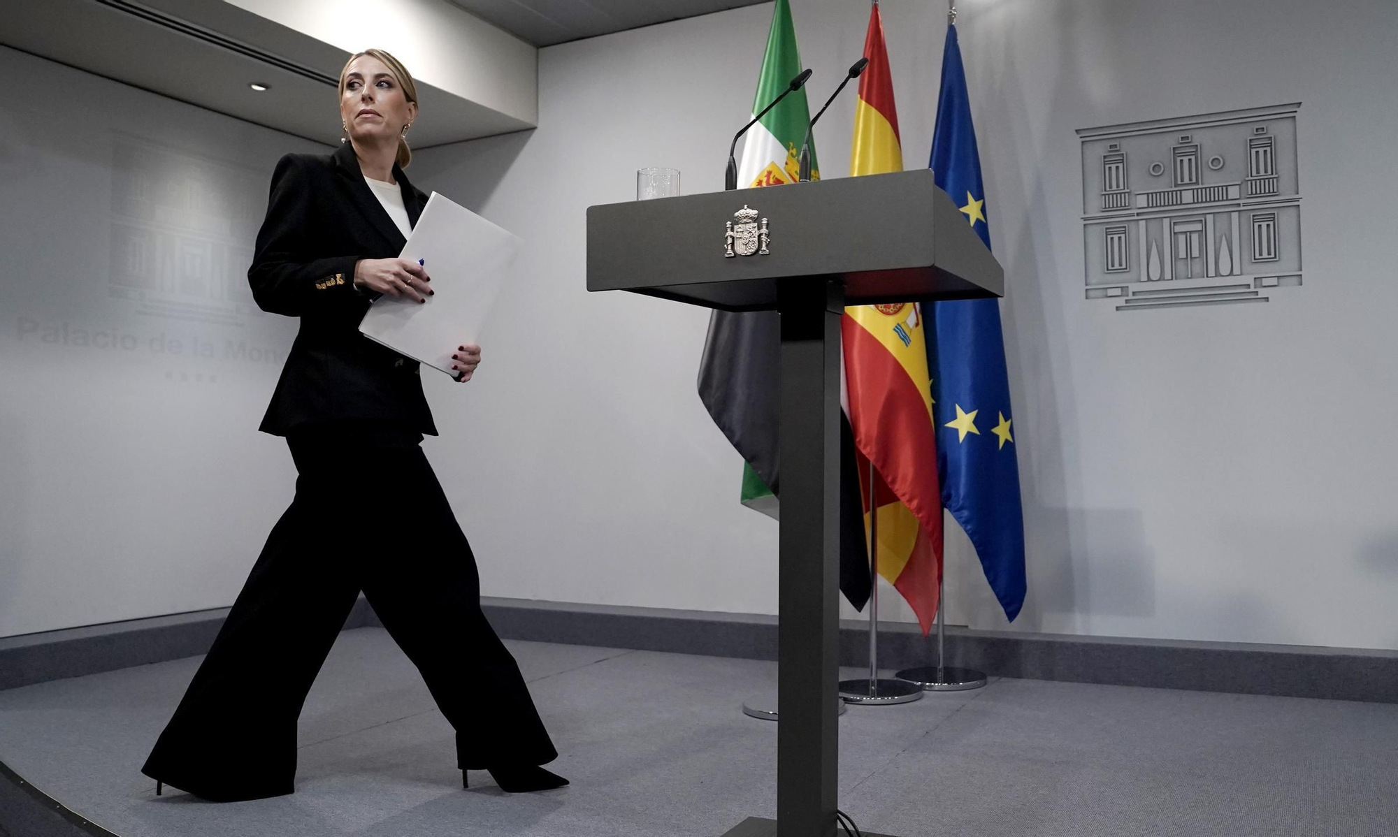 María Guardiola, presidenta de la Junta de Extremadura, durante la rueda de prensa que ha ofrecido después de la reunión mantenida con Pedro Sánchez.