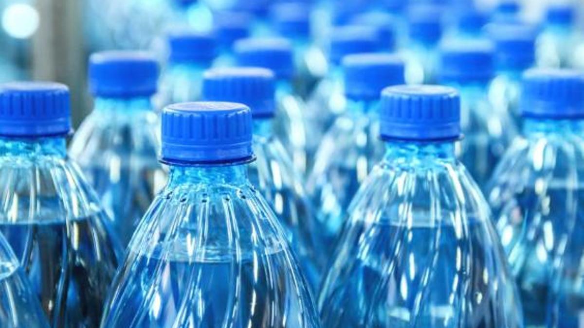 Botellas de plástico de agua.