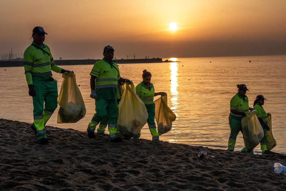 Limpieza de las playas de Barcelona tras la verbena de Sant Joan 2025