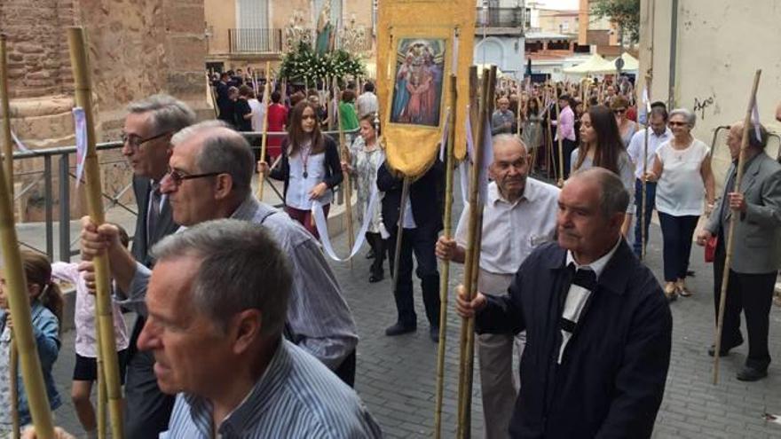 Los vecinos de la Vall se van de romería en el día grande de las fiestas