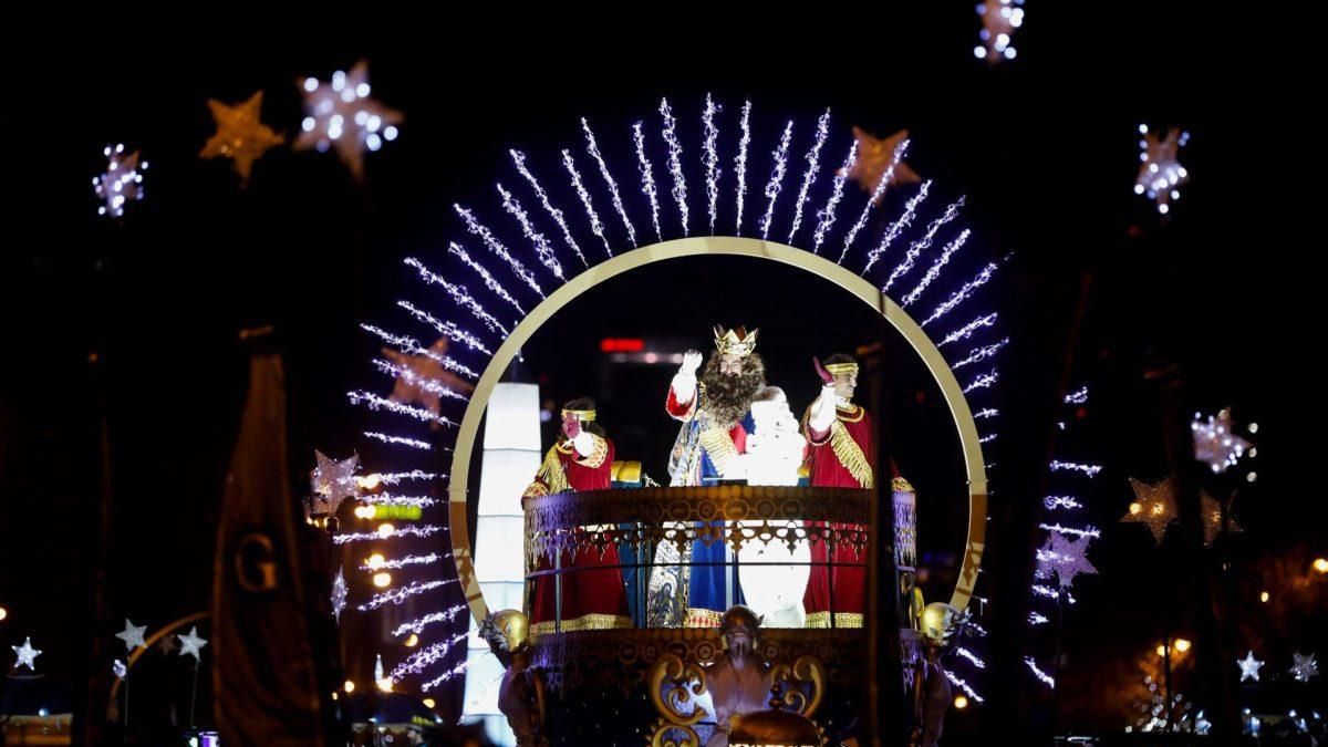 El rey Gaspar saluda, durante la Cabalgata de los Reyes de Madrid, en una imagen de archivo.