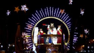El rey Gaspar saluda, durante la Cabalgata de los Reyes de Madrid, en una imagen de archivo.