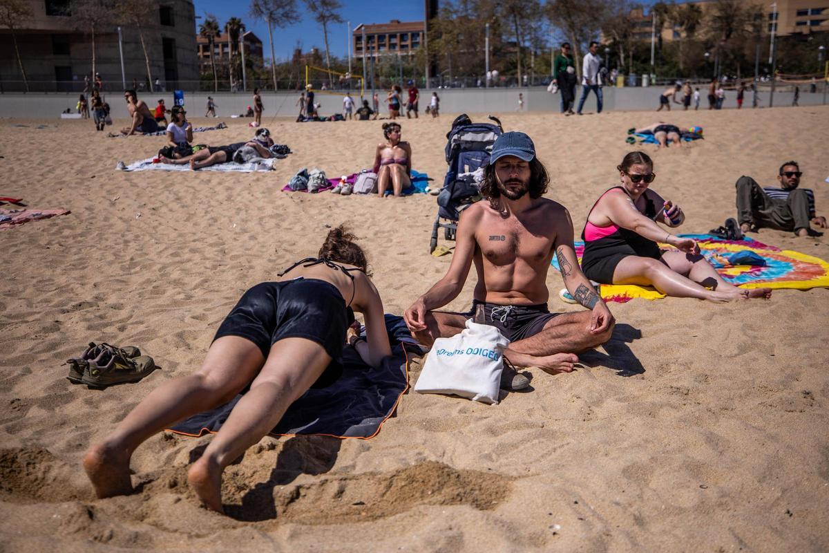 Ambiente de verano en las playas de Barcelona por Semana Santa