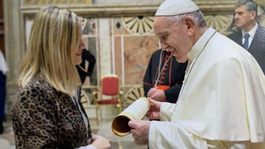 Paqui Pérez entrega copia del Fuero al papa Francisco