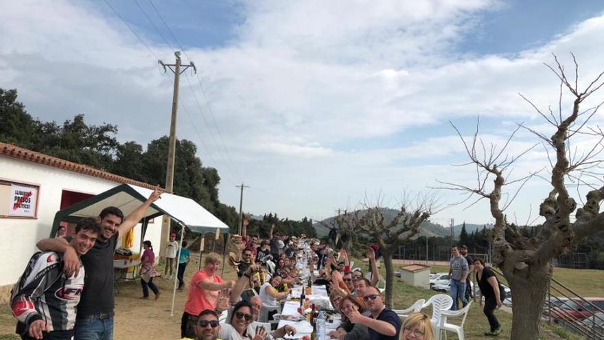 Més de 150 persones participen a la II Carbonera de Darnius