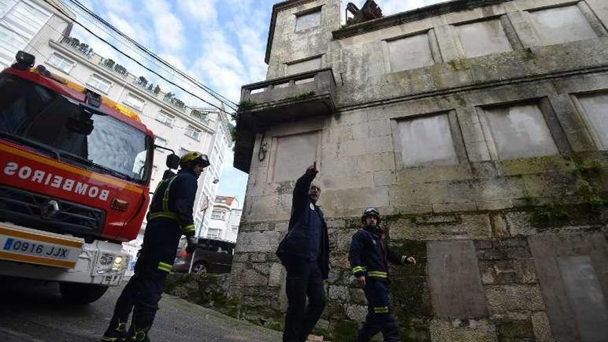 Ayer unas maderas se caían de un edificio en San Roque. // G. Santos