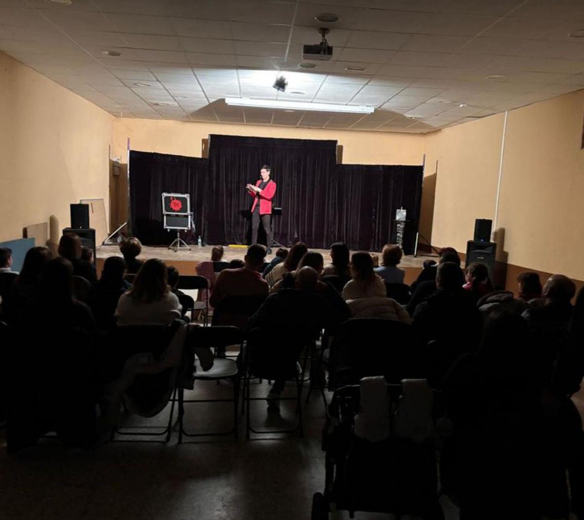 El mago Tinin hizo las delicias de peques y no tan peques. |