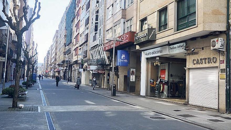 La calle Benito Corbal con los comercios cerrados. // R.V.