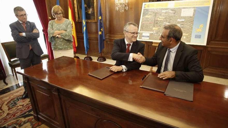 Por la izquierda, Hugo Morán, Mariví Monteserín, Manuel Gutiérrez y Fernando Lastra, ayer, en el acto de recepción del colector industrial.