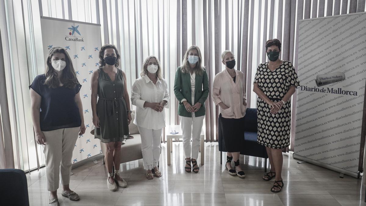 María Jesús Riera, Isabel Iboleón, Maria Mascaró, María Cruz Rivera, Anuska Menéndez e Isabel Vicens en el Club Diario de Mallorca.