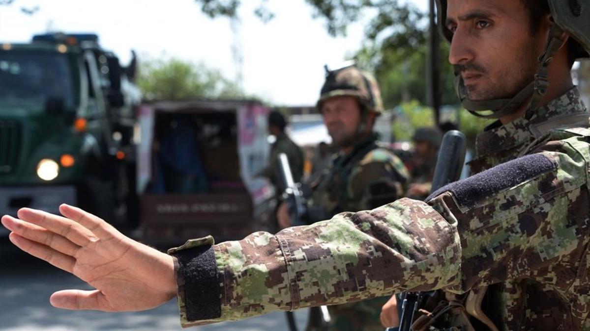 Soldados afganos, durante un control de seguridad.