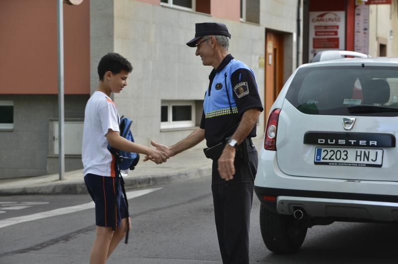 GÁLDAR.  Pepe, policía local de Gáldar, que se ha hecho viral por un vídeo en el que saluda a todos los niños a la entrada del colegio.  | 20/06/2019 | Fotógrafo: José Pérez Curbelo