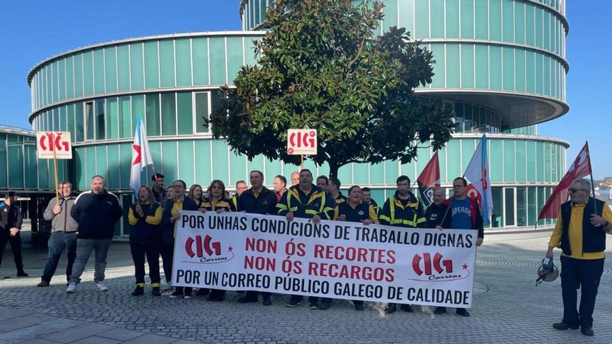 Protesta de personal de Correos, ayer, antes del inicio del pleno.   | // A.L.V.