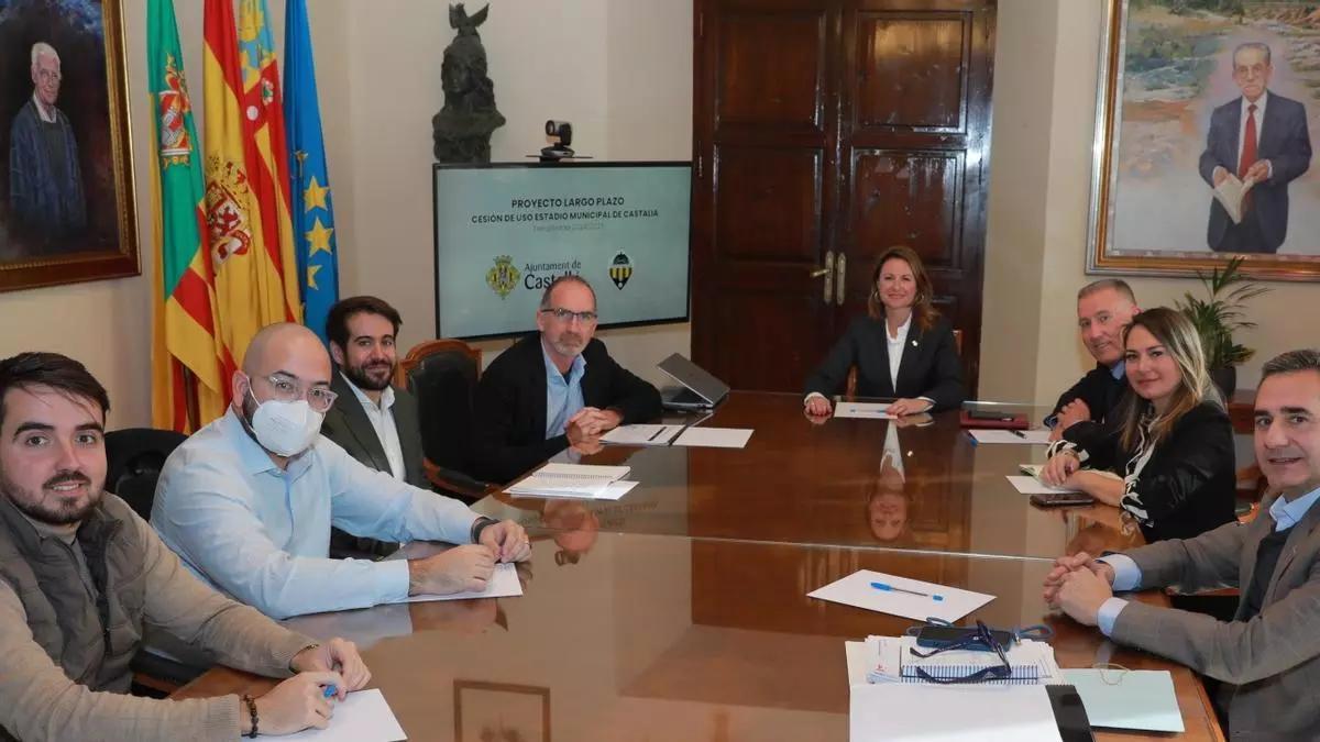 Imagen de archivo de una reunión entre representantes del club y del Ayuntamiento, el pasado mes de diciembre.