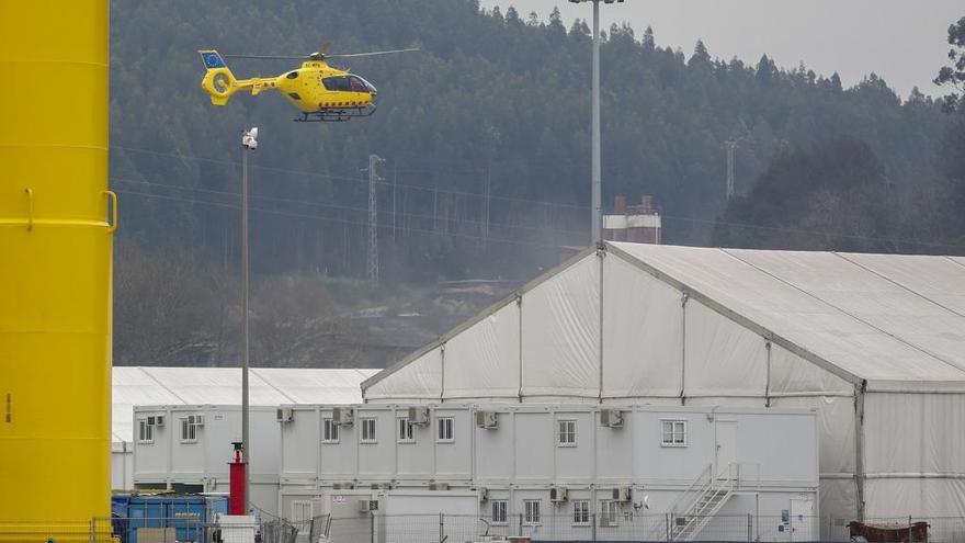 Un helicóptero de emergencias sobrevuela los muelles de Valliniello.