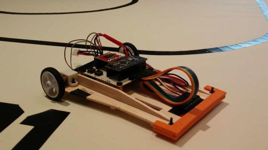 Prototipo en madera de un robot para competiciones de velocidad.