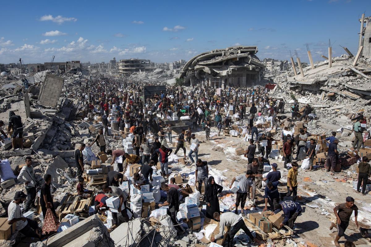 Camiones con ayuda humanitaria llegan a Jan Yunis.
