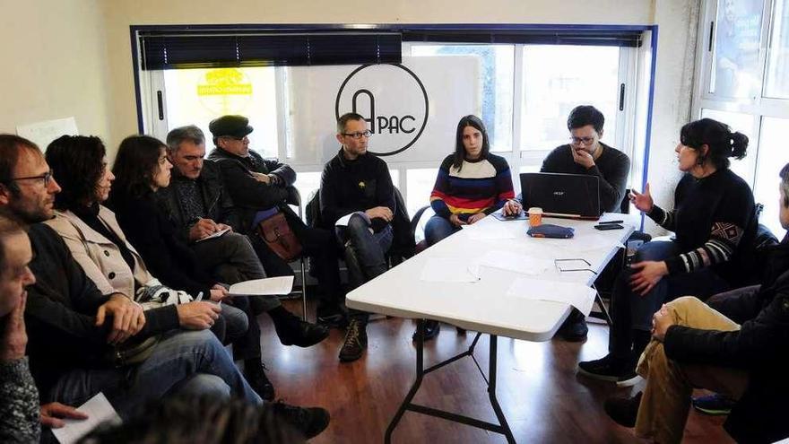 La asamblea estuvo abierta a simpatizantes de APAC y a vecinos.  // Bernabé/Javier Lalín