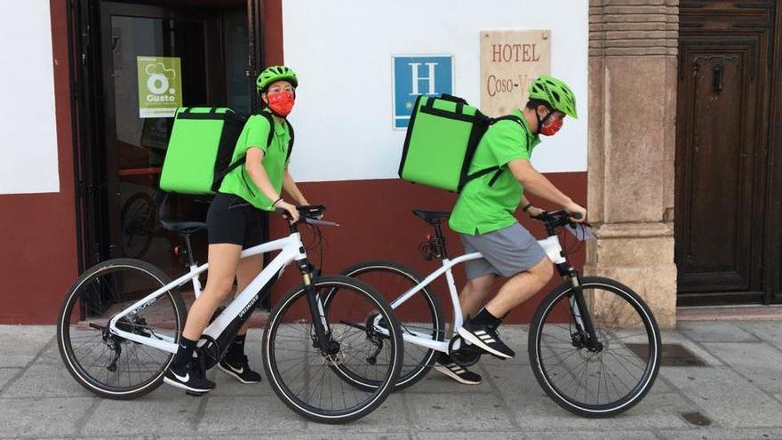 Jóvenes durante el reparto con bicicletas.