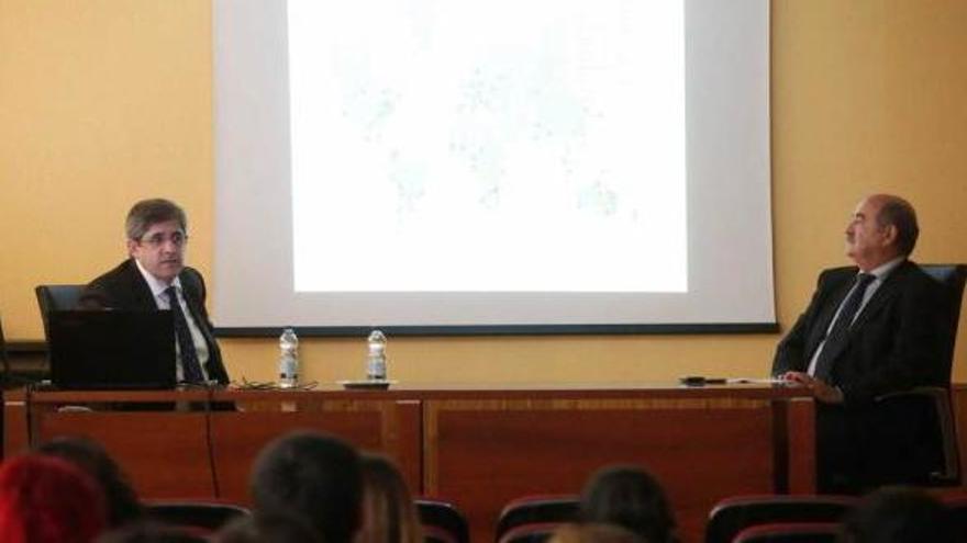 El director de Azsa, con los alumnos del Instituto de Salinas