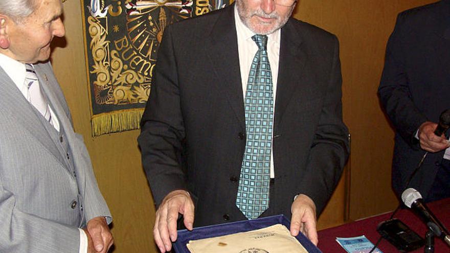 Abel López Soto recibe los vinilos de Suárez Picallo.