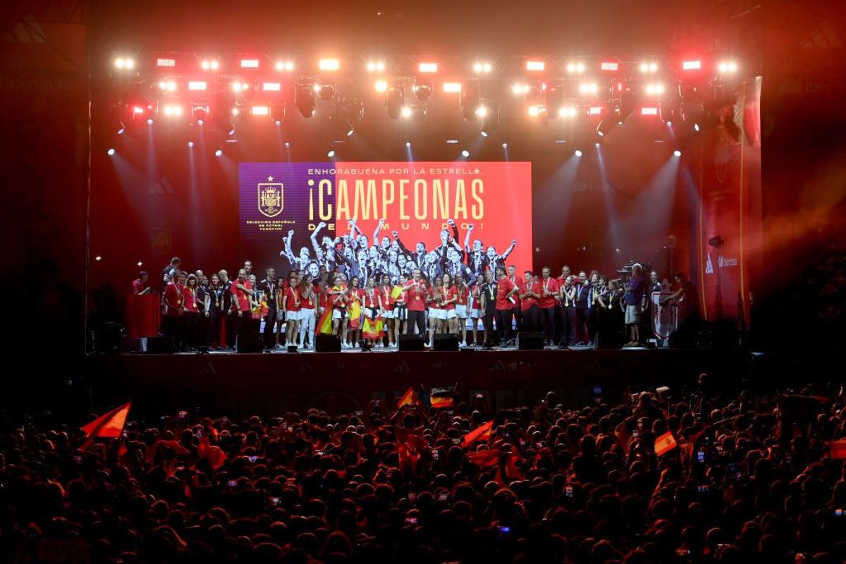 La gran fiesta del triunfo de la selección española de fútbol femenino en Madrid, en fotos