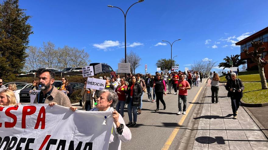 Nueva protesta de los trabajadores del Hospital de Jove: se sumaron asociaciones vecinales y de jubilados