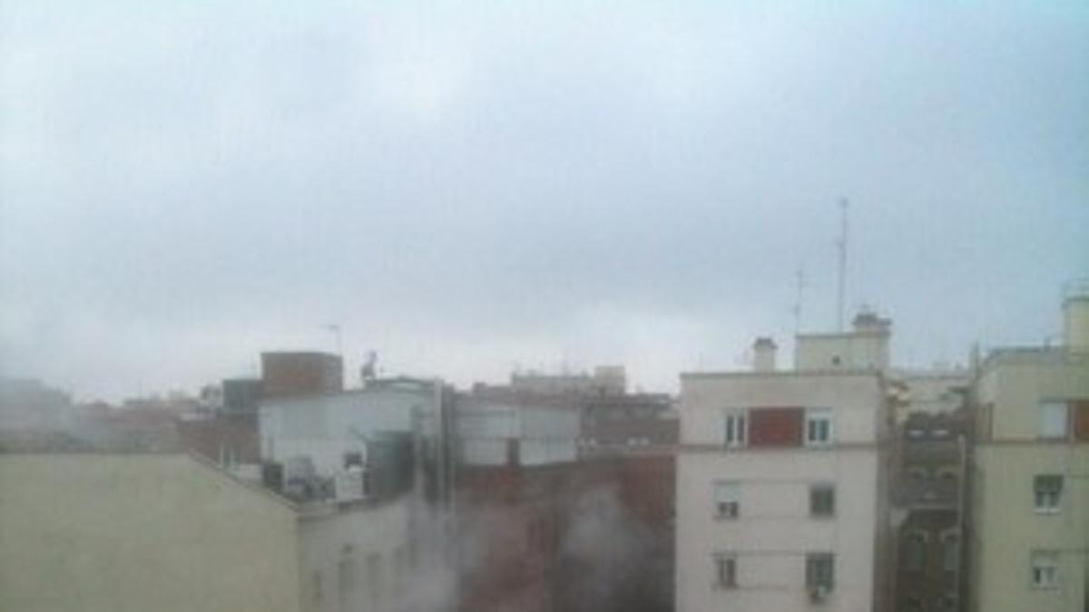 El humo sale de las dependencias de la Clínica La Milagrosa de Madrid, esta mañana.