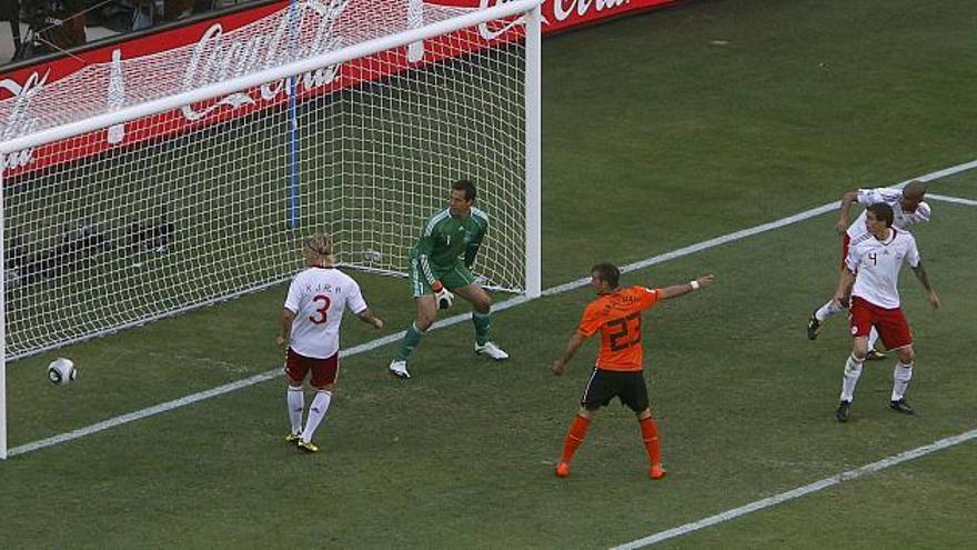 El momento clave del partido: Simon Poulsen (a la derecha) introduce el balón en su propia portería.