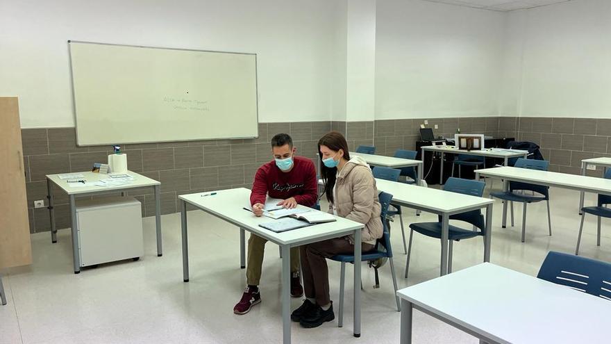 Impartició de la classe de castellà a l&#039;Escola d&#039;Adults de La Pobla de Farnals.