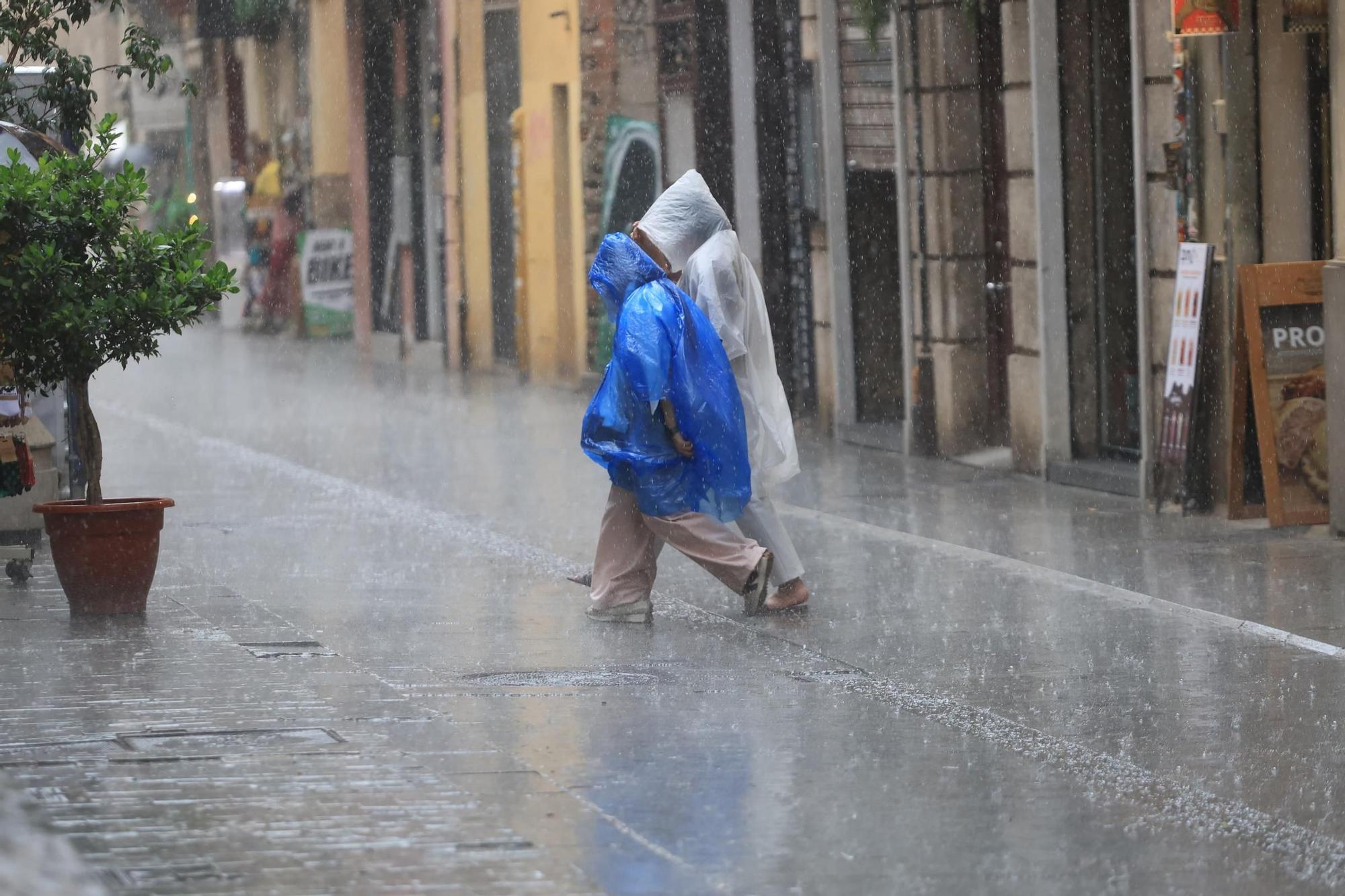La lluvia cae con fuerza en el centro de València